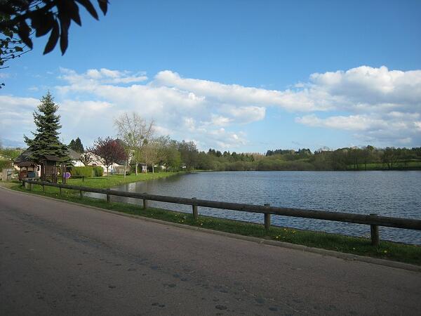 L'étang de Ouroux en Morvan se trouve à seulement 500 mètres de l'hôtel Le Lion d'Or