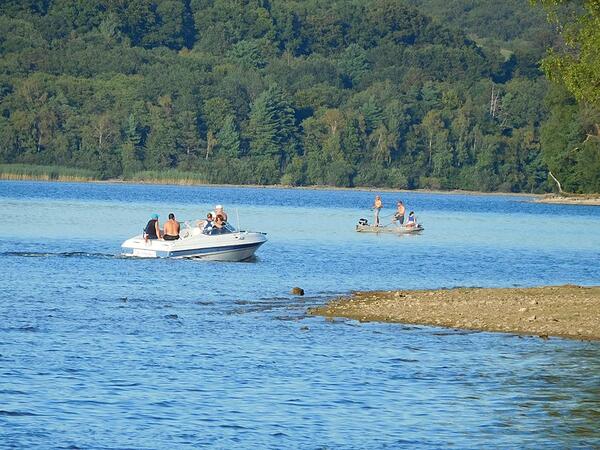 Lors de votre séjour à l'hôtel Le Lion d'Or à Ouroux en Morvan, ne manquez pas les grands lacs de la région