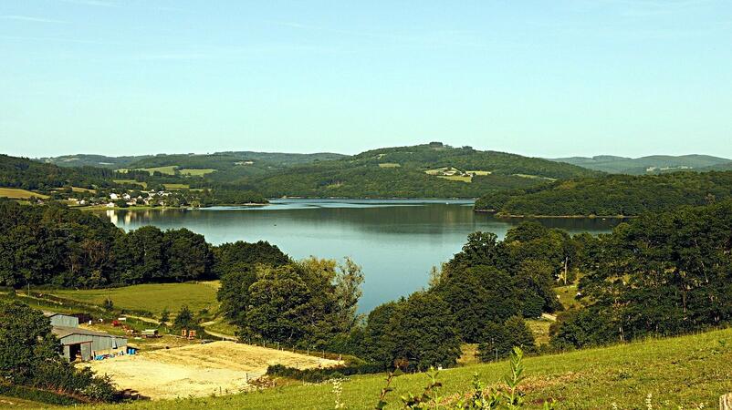 L'hôtel Le Lion d'Or près du lac de Pannecière