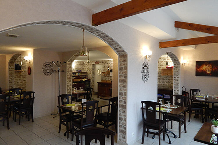 Une halte gourmande à l'hôtel restaurant Le Lion d'Or dans sa salle à manger chaleureuse et contemporaine