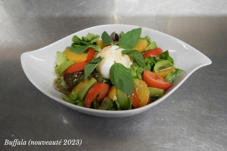 En recherche de fraicheur ?? belle salade accompagnée de tomates, d'agrumes de kiwi, d'herbes fraiches et de mozzarella di buffala