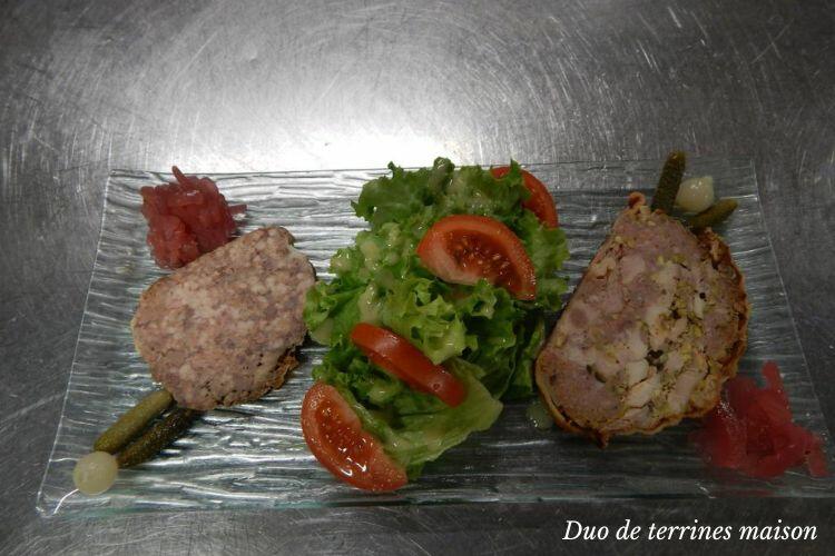 Terrine maison de lapin aux pistaches et pâté de campagne