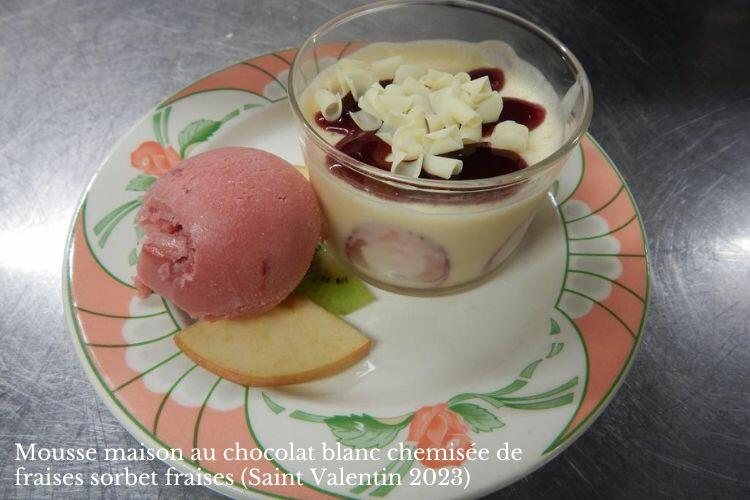 Délicieux et gourmand dessert au chocolat blanc et aux fraises - le restaurant Le Lion D'Or