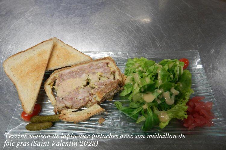 Pâté en croute maison lapin aux pistaches et son médaillon de foie gras