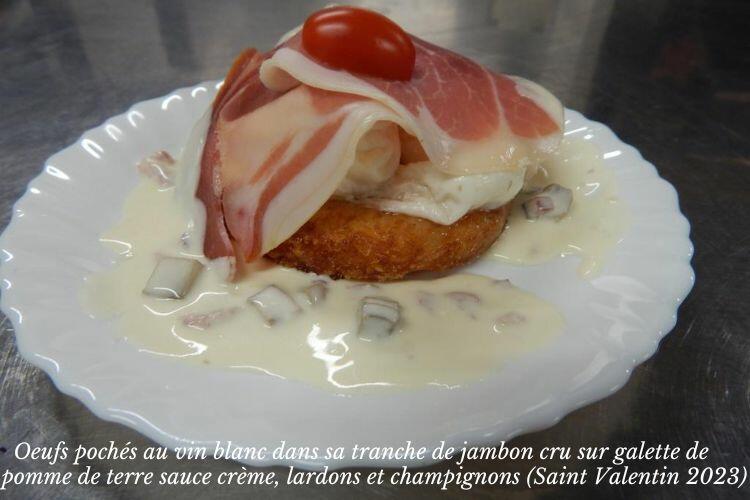 Oeufs pochés, jambon cru et galette de pomme de terre, sur crème de champignons de Paris frais