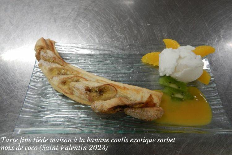 Dessert de la Saint-Valentin à base de banane, de noix de coco et coulis exotique au restaurant Le Lion d'Or