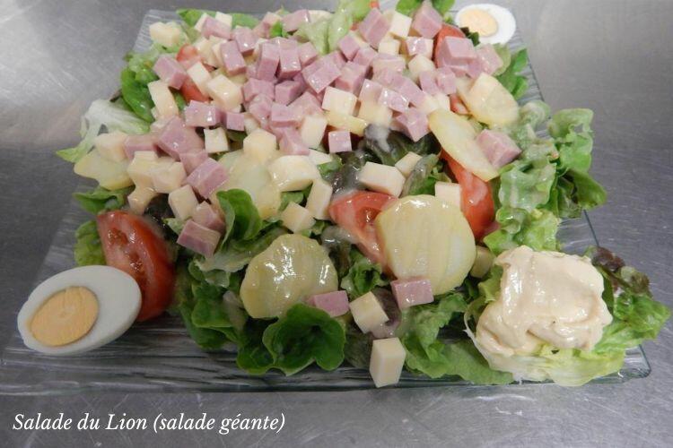 Salade, tomate, pomme de terre, dés de jambon, d'emmental, oeuf dur et mayonnaise