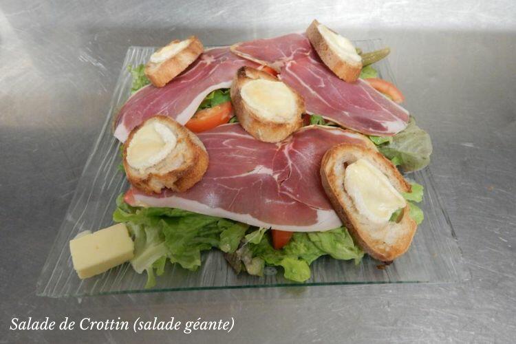 Salade, tomates, crottin de chèvre sur toast nappé de miel du Morvan et jambon cru