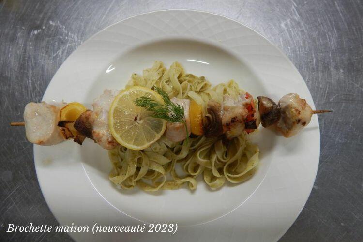 Brochette volaille marinée au citron et à l'aneth, sur nid de tagliatelles aux pesto