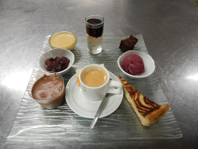 Café gourmand à savourer après une délicieux repas au restaurant Le Lion D'Or