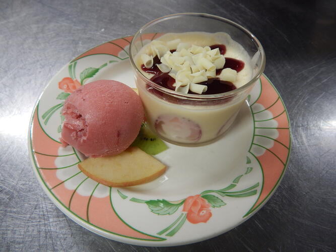 Délicieux et gourmand dessert au chocolat blanc et aux fraises - le restaurant Le Lion D'Or