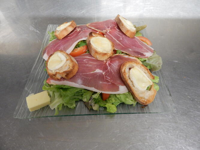 Salade, tomates, crottin de chèvre sur toast nappé de miel du Morvan et jambon cru