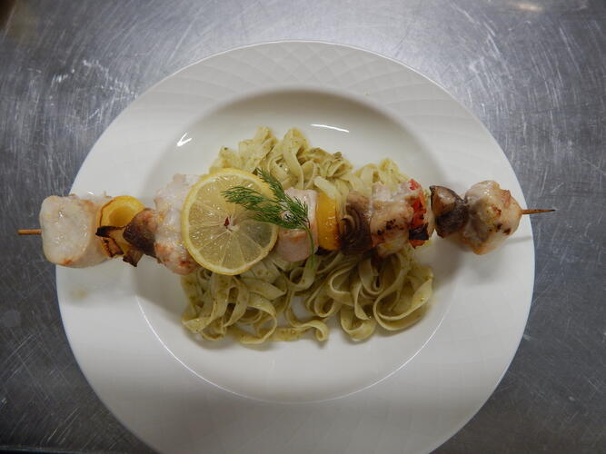 Brochette volaille marinée au citron et à l'aneth, sur nid de tagliatelles aux pesto