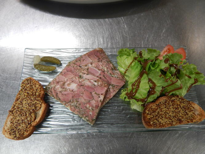 Terrine de jambon persillé maison à déguster au restaurant Le Lion d'Or