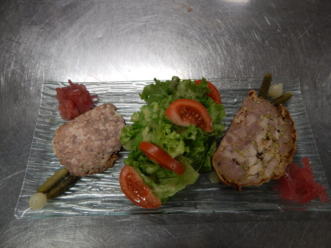 Terrine maison de lapin aux pistaches et pâté de campagne