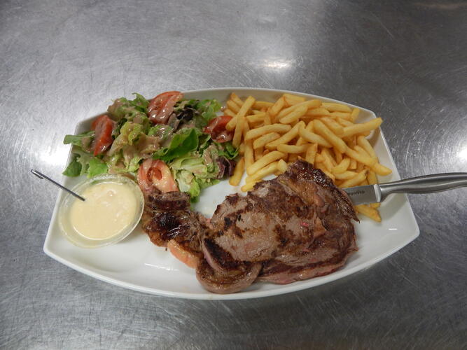 Belle entrecote de viande Charolaise minimum 300g accompagnée de frites et de salade, sauce aux choix