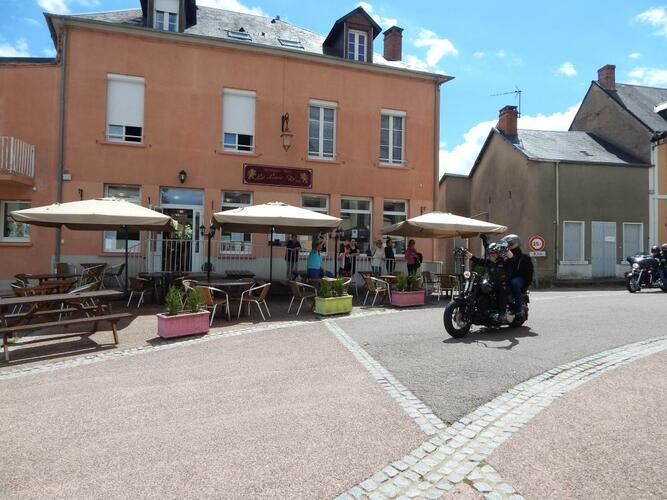 La terrasse du restaurant Le Lion d'Or à Ouroux en Morvan